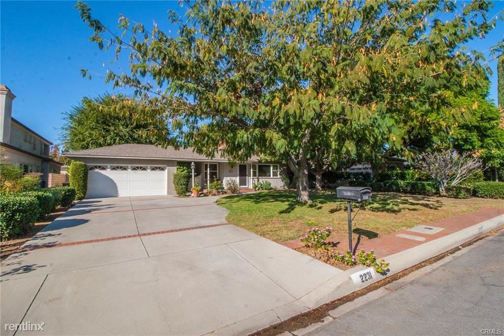 2231 Greenfield Ave - Photo 3 of 12