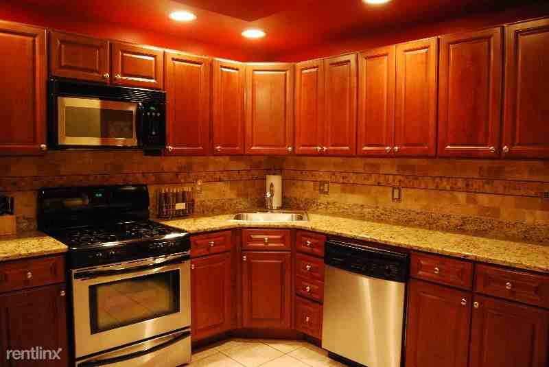 1523 Green St - Photo 3 of 11