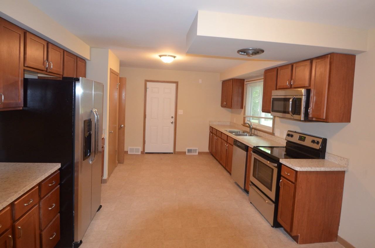 2237 Nokomis Ave - Photo 2 of 8