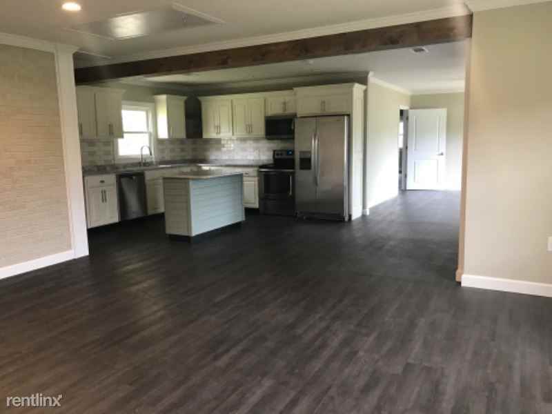 814 Blackshear Hwy - Photo 2 of 15