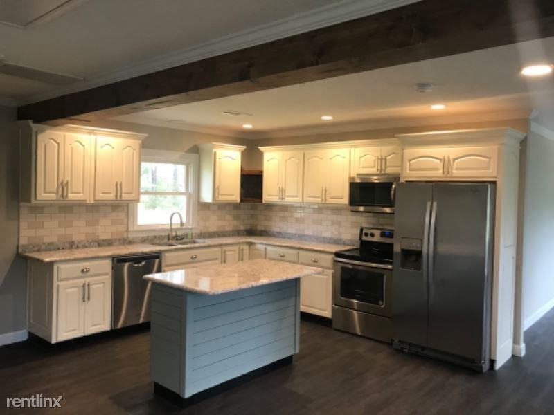 814 Blackshear Hwy - Photo 3 of 15