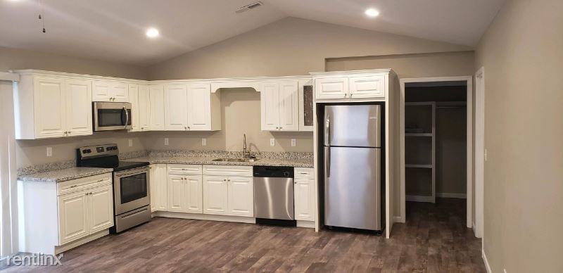 1016 N Jackson St - Photo 3 of 9