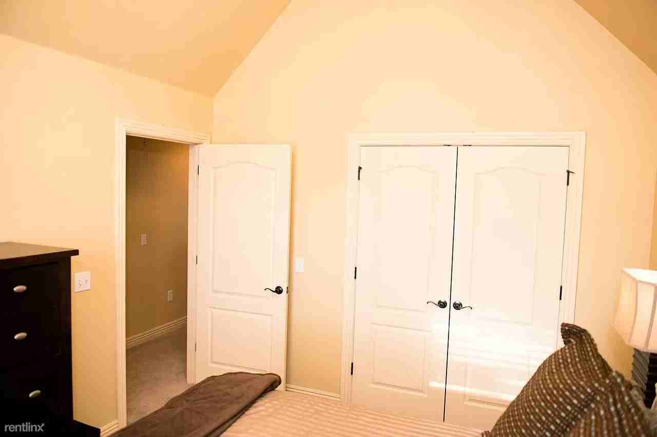 632 N Mulligan Dr - Photo 3 of 10