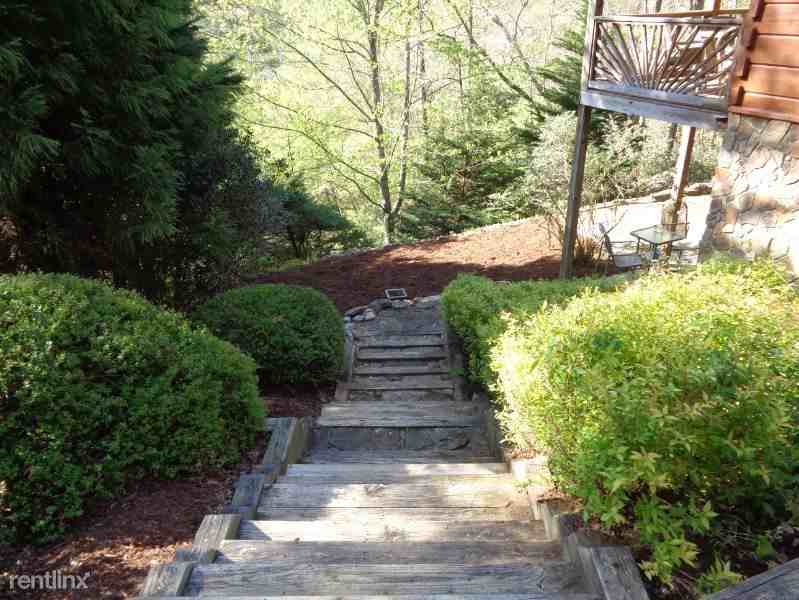 405 Donna Lee Lane - Photo 3 of 10