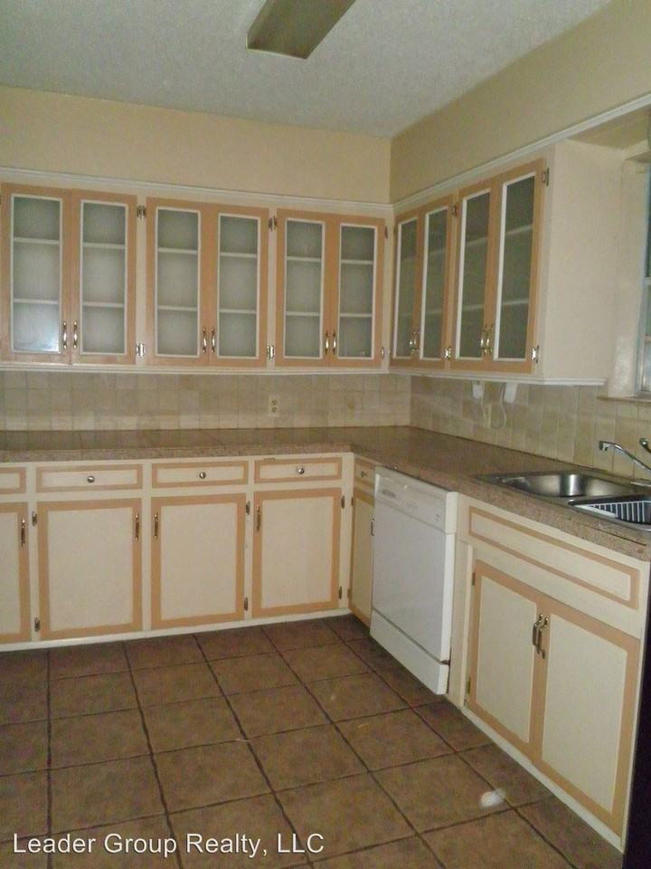 705 Mcarthur - Photo 3 of 12