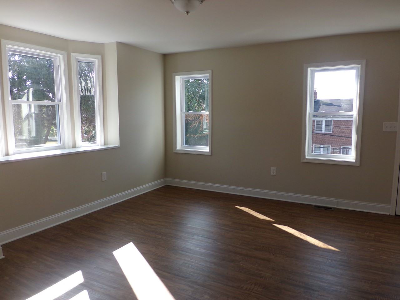 1539 Woodbourne Ave - Photo 3 of 13