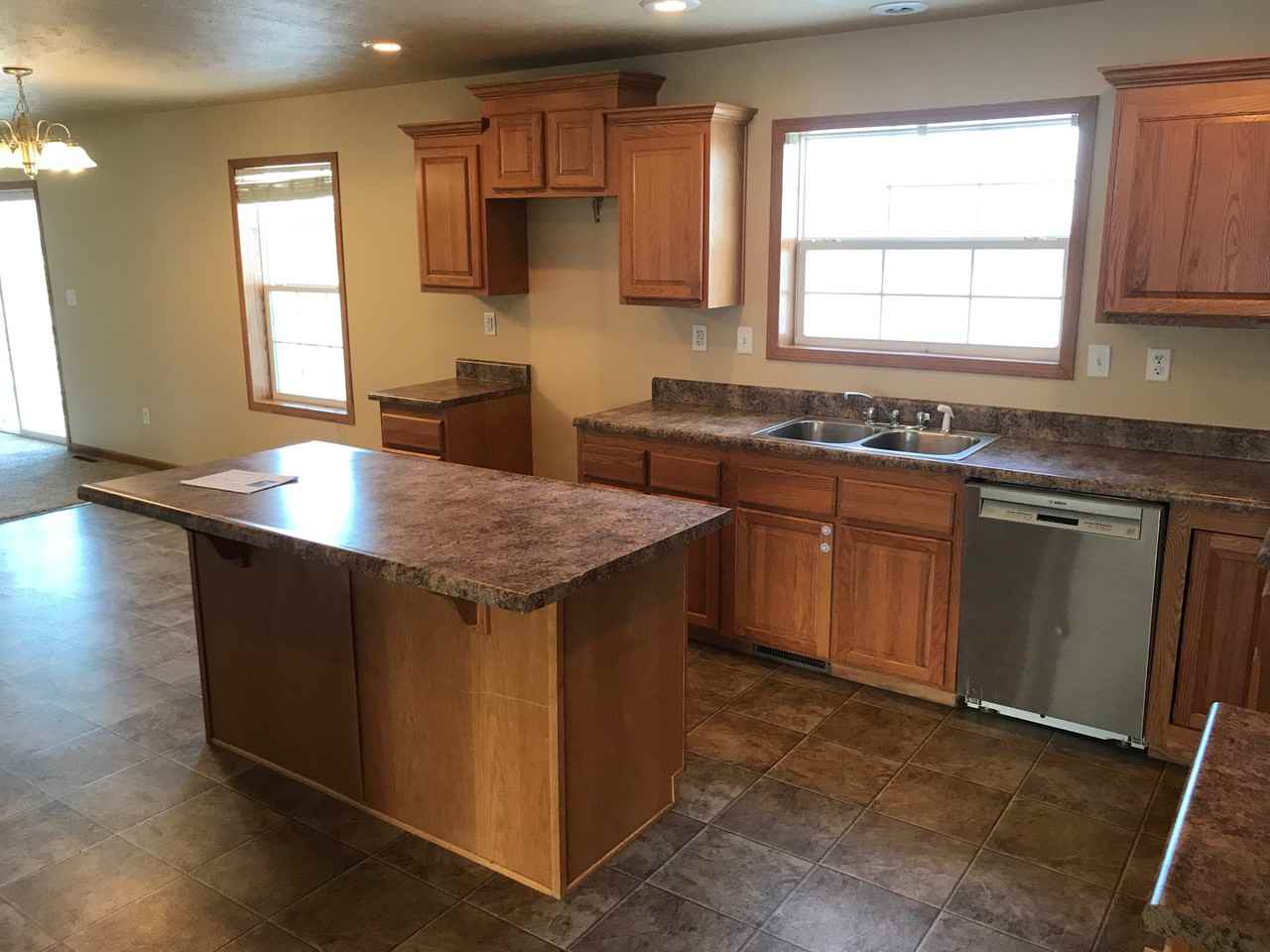 14017 Lake View Dr - Photo 2 of 10