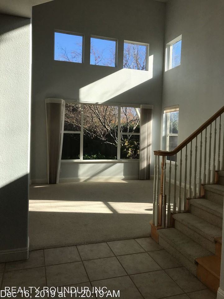 281 Aerie Ct - Photo 2 of 10