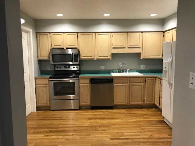 703 Lakeview Estate Townhomes - Photo 3 of 10