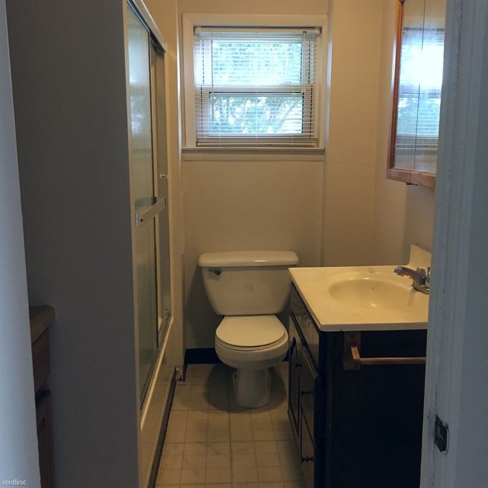 304 1/2 1/2 Luther St - Photo 3 of 5