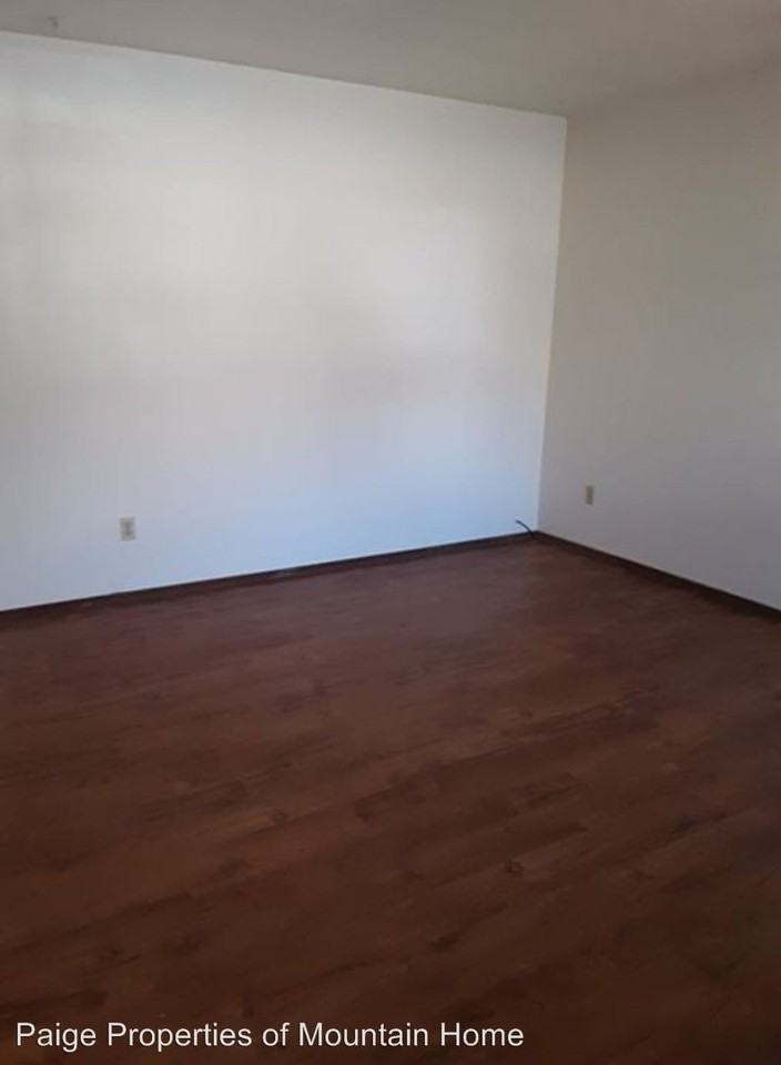 902 Coley Dr - Photo 2 of 5