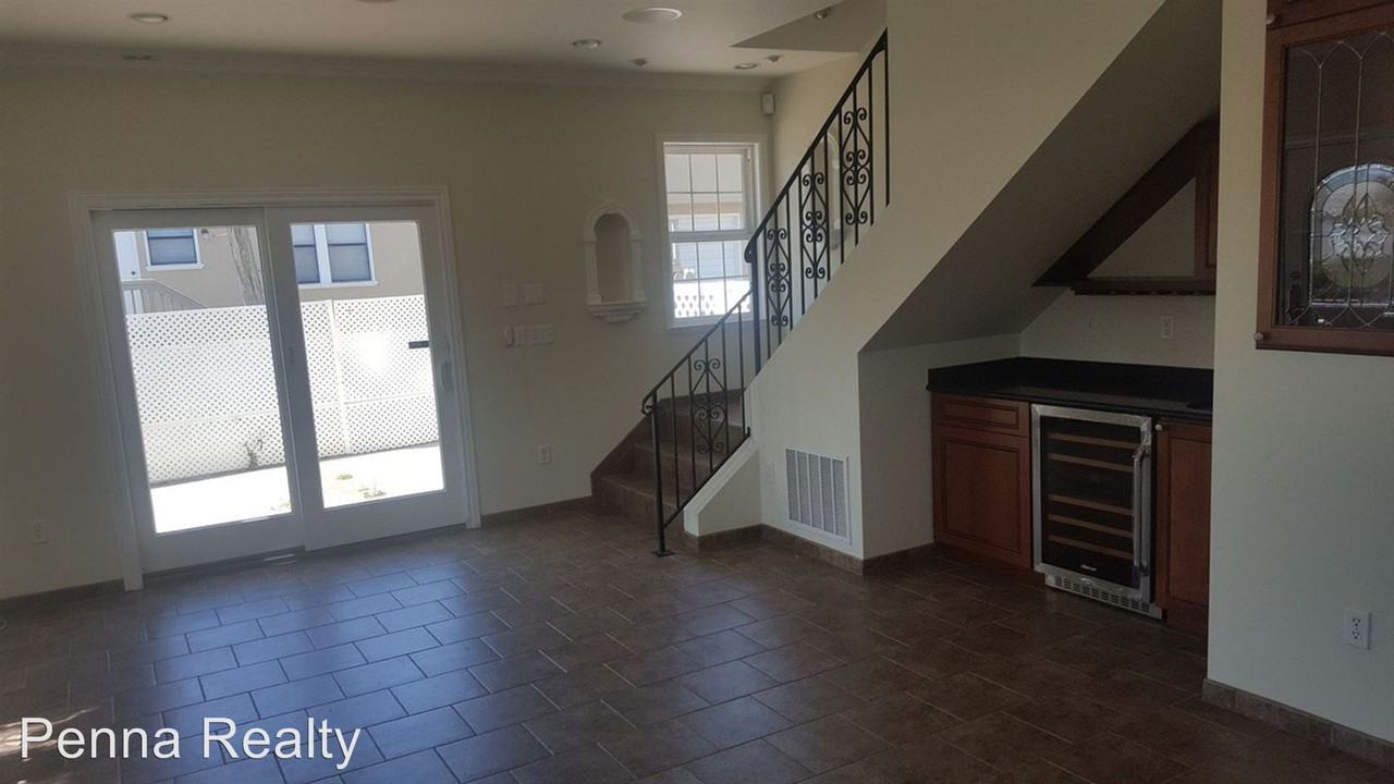 321 Acacia Avenue - Photo 2 of 9