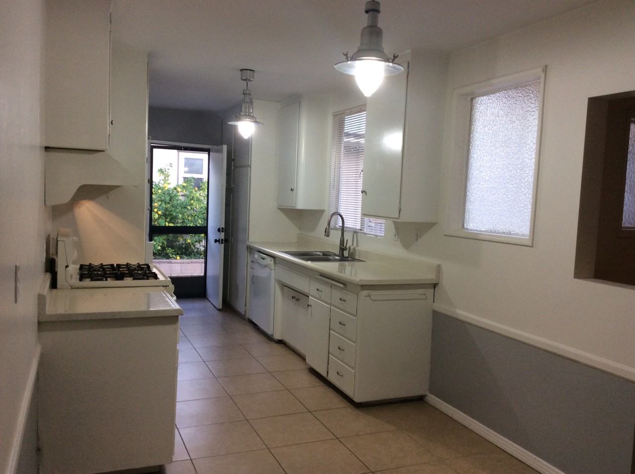 1043 Amador St - Photo 3 of 23