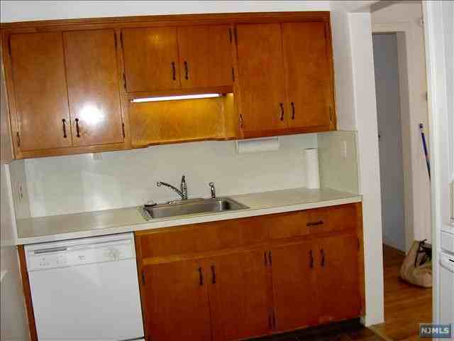 130 Paterson Ave - Photo 3 of 7