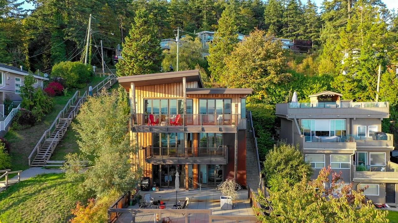 Ocean view 1 bedroom suite in White Rock - Photo 3 of 10