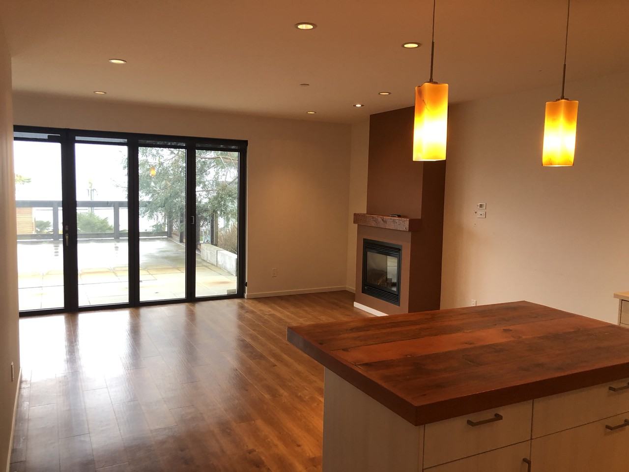 Ocean view 1 bedroom suite in White Rock - Photo 2 of 10