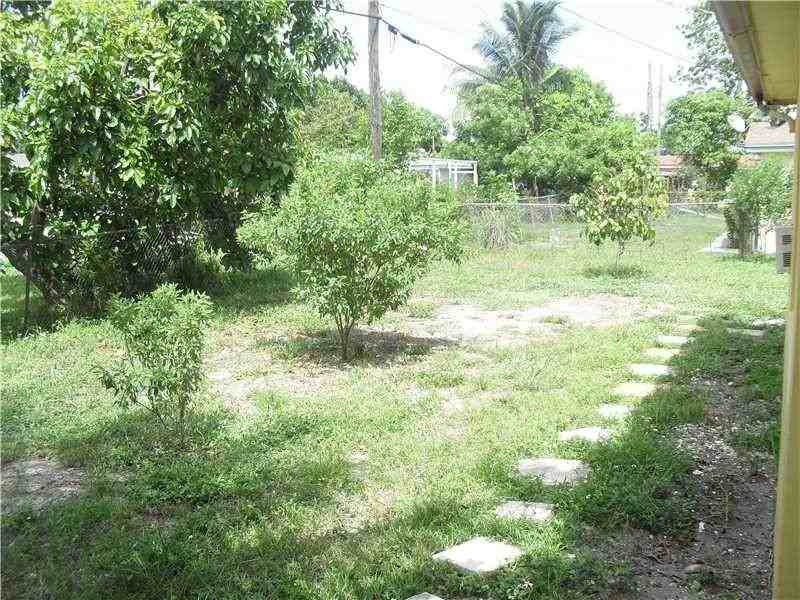 3471 NW 35th St - Photo 2 of 4