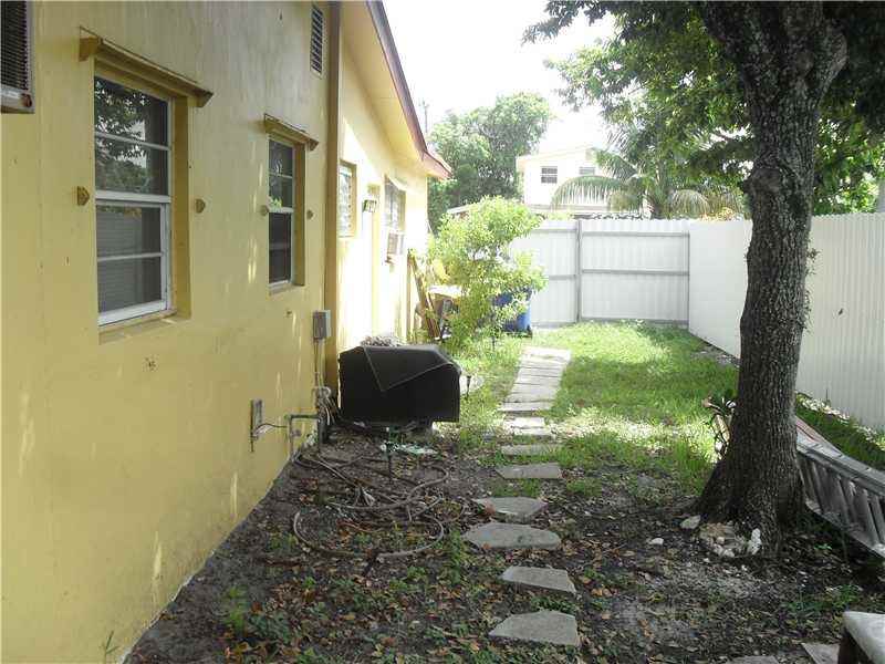 3471 NW 35th St - Photo 3 of 4