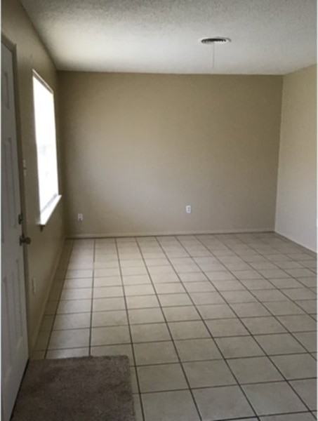 4820 Nw Hoover Ave. - Photo 2 of 17