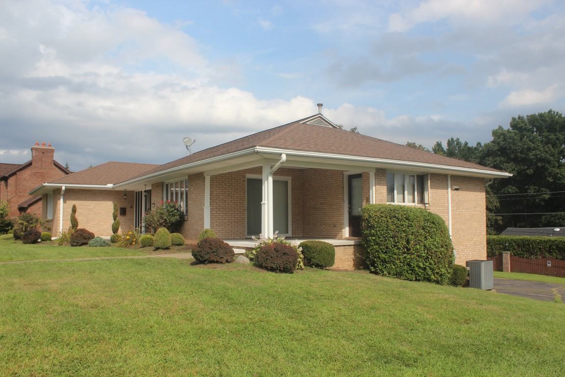 725 Second St - Photo 3 of 35