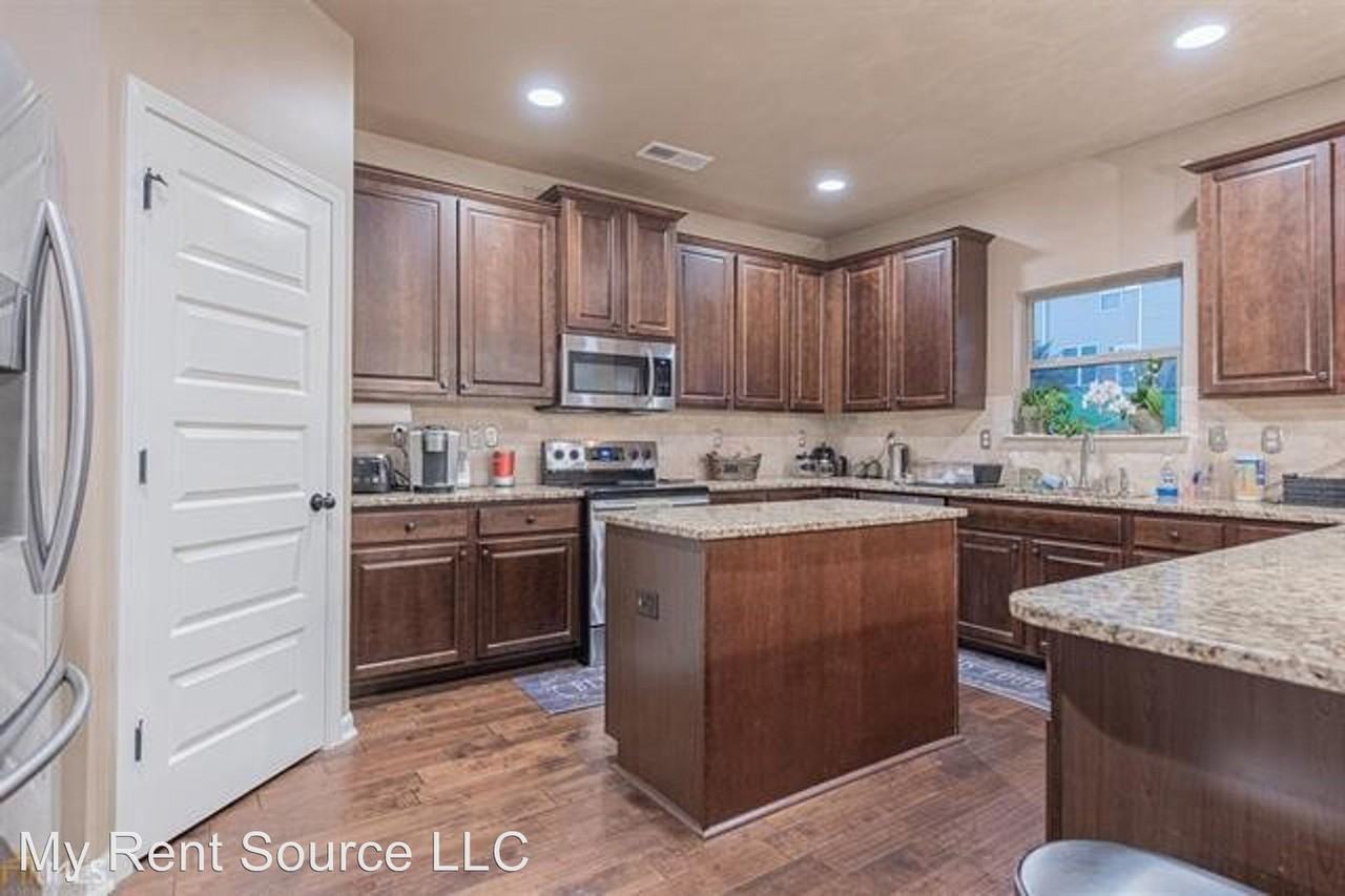 8746 Pueet Dr - Photo 3 of 32