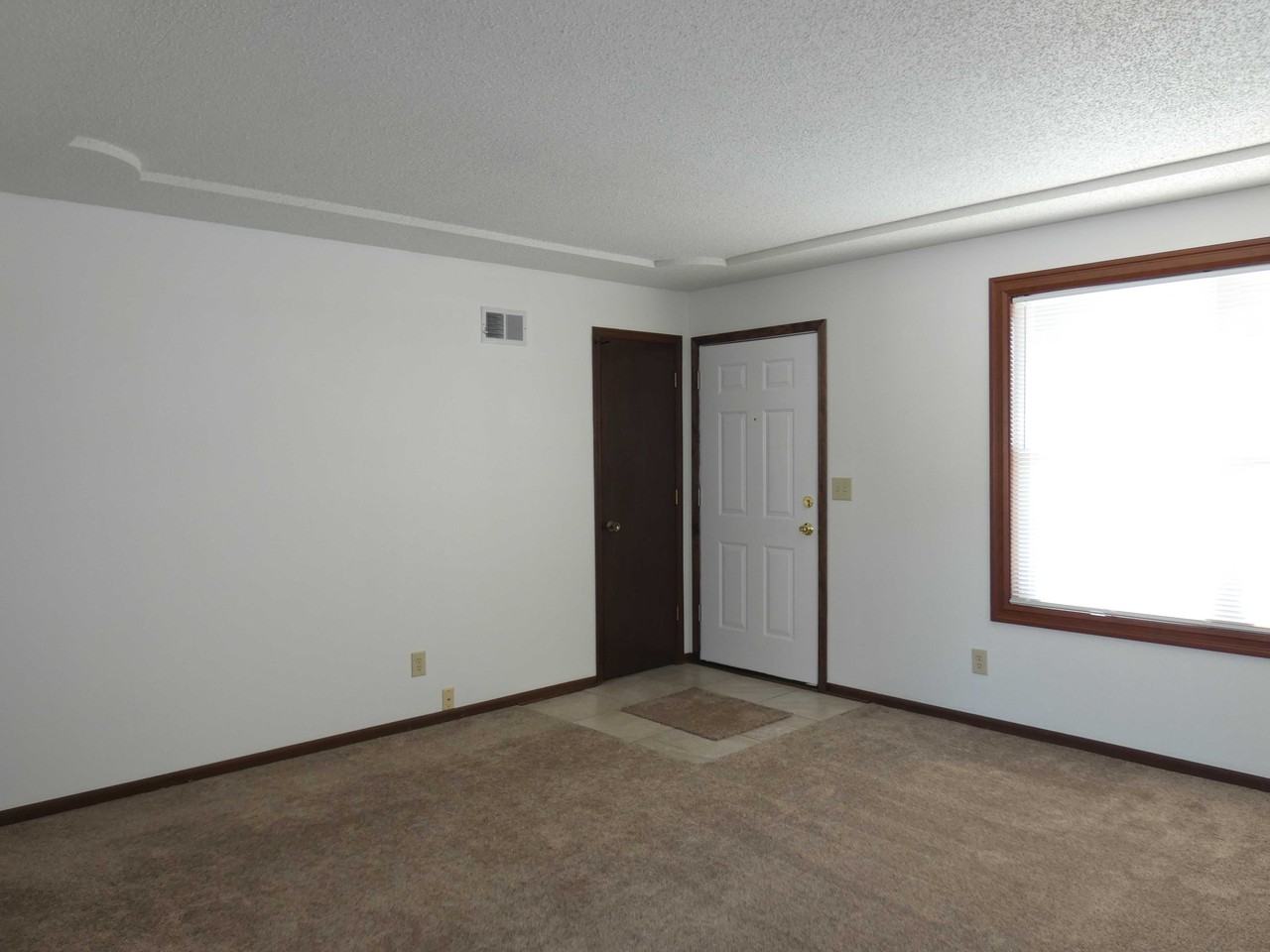 922 Ne 68th St. - Photo 3 of 10