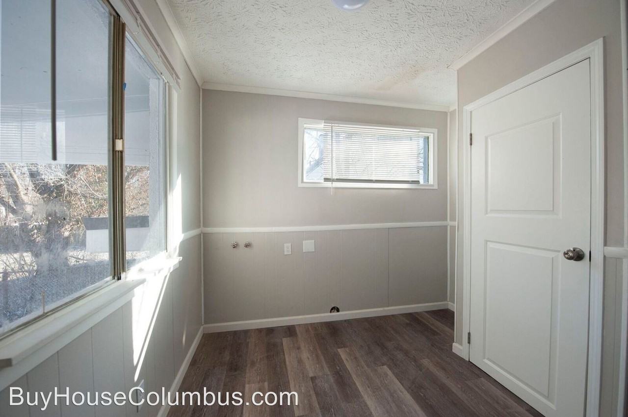 2070 Argyle Dr - Photo 3 of 19