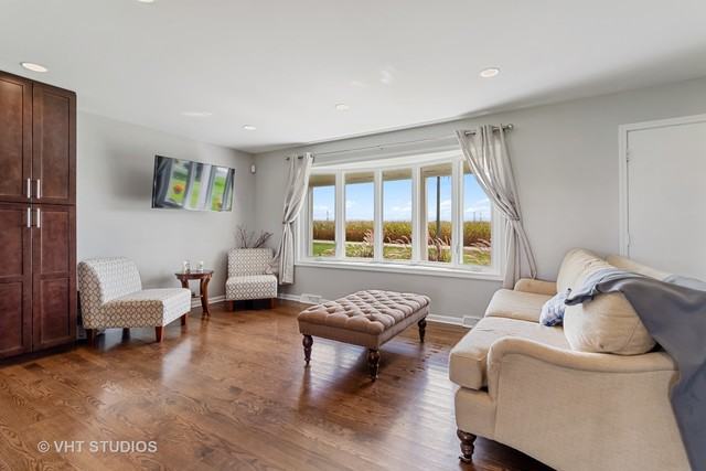 19510 Sharp - Photo 2 of 32