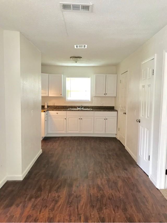 5926 N Frankfort Ave - Photo 3 of 14