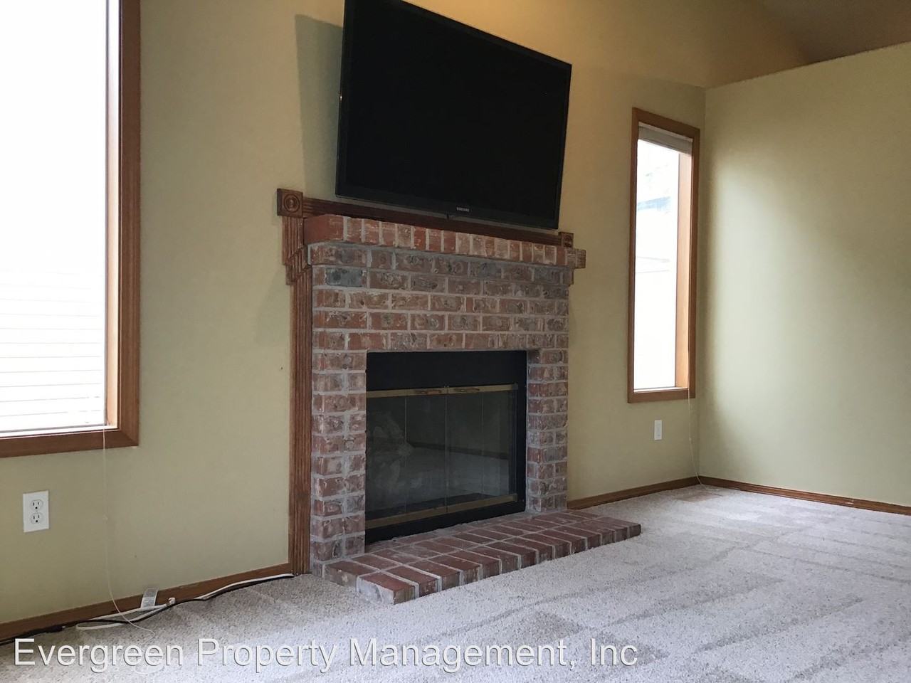 770 Se 33rd St. - Photo 3 of 15