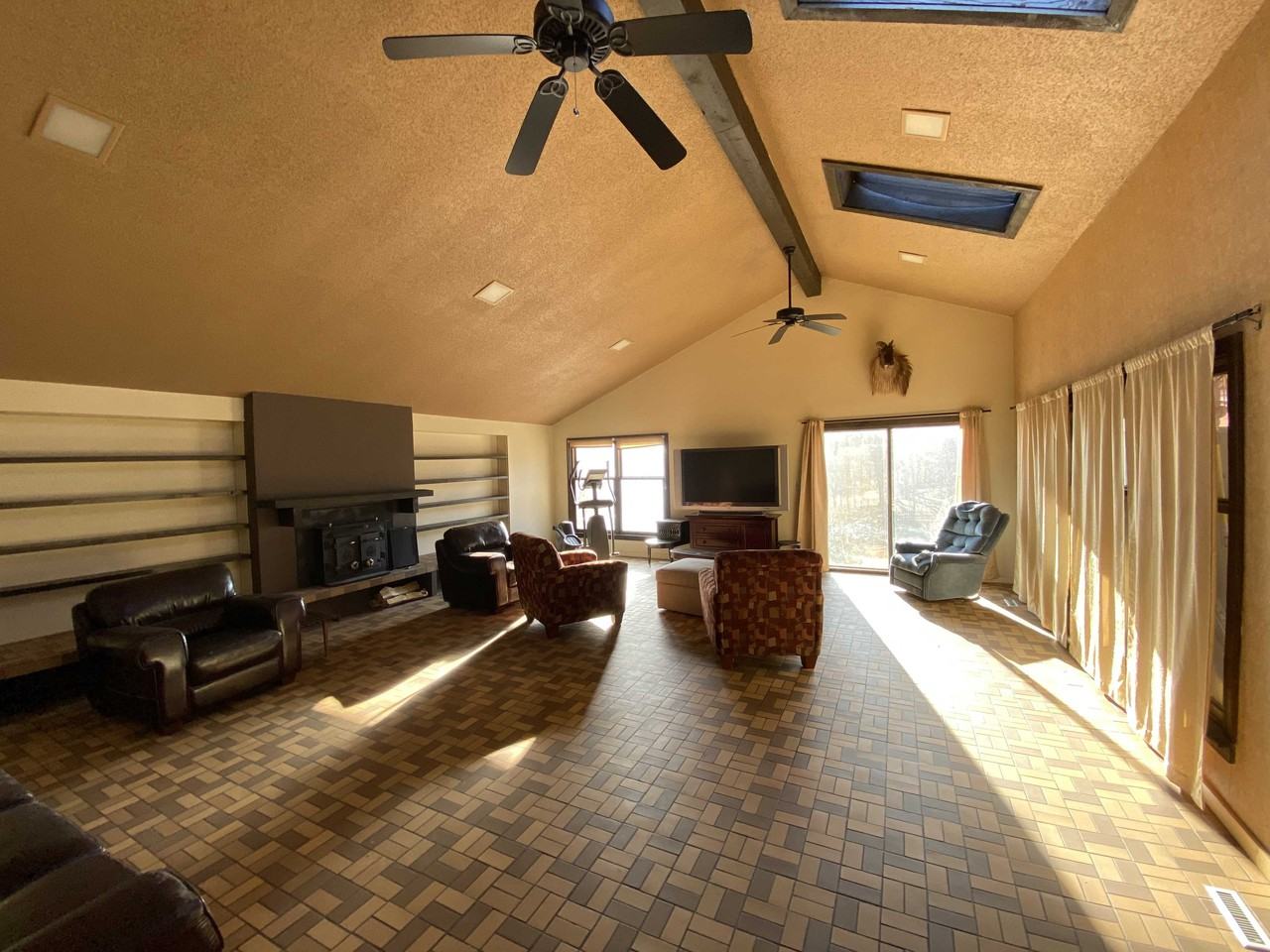 1911 S Broadway - Photo 2 of 15