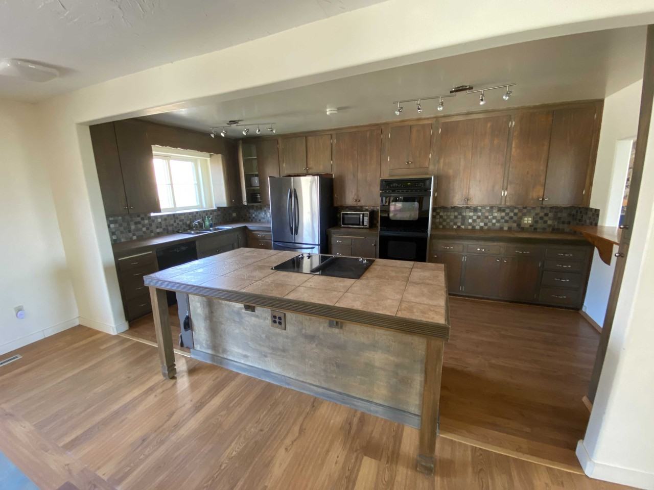 1911 S Broadway - Photo 3 of 15