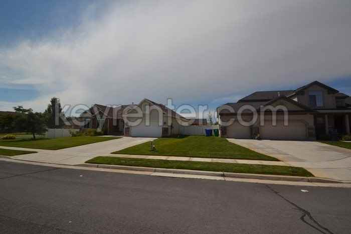 181 N 2875 W - Photo 2 of 35