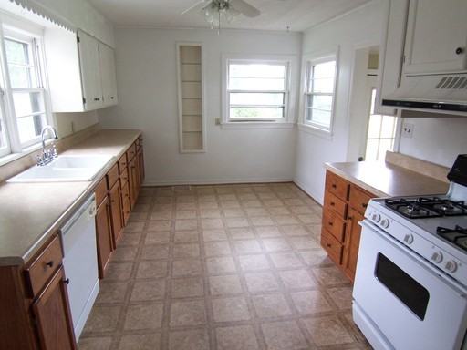 1052 S Thelma Ave - Photo 3 of 14