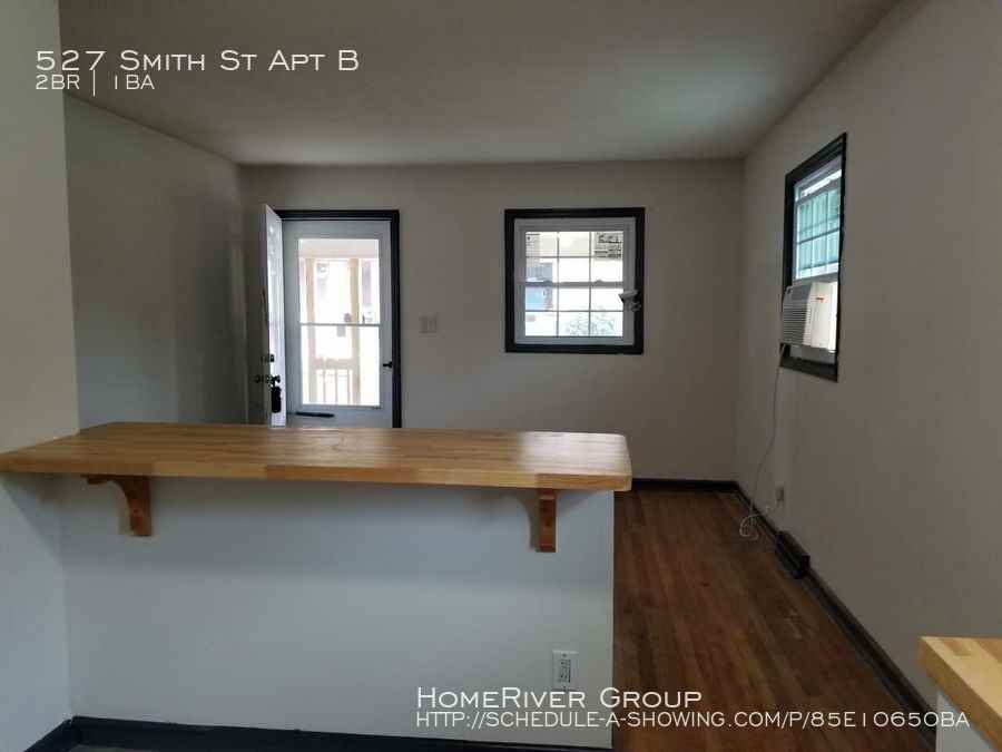 527 Smith St Apt B - Photo 2 of 9