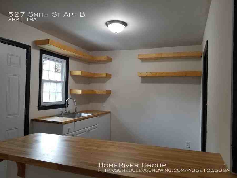 527 Smith St Apt B - Photo 3 of 9