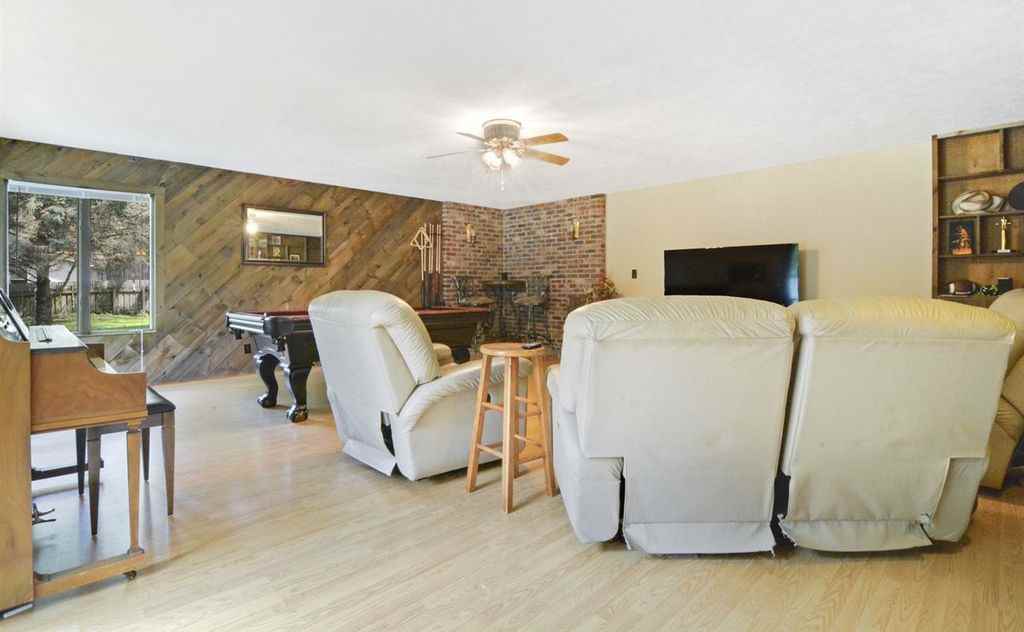 224 Holiday Ln - Photo 2 of 19