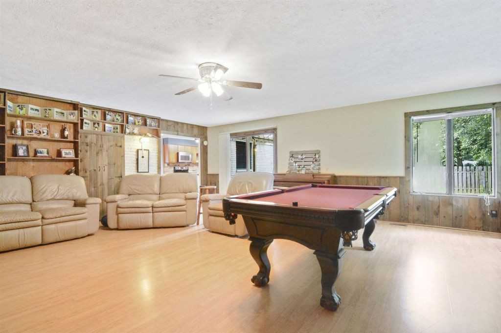 224 Holiday Ln - Photo 3 of 19