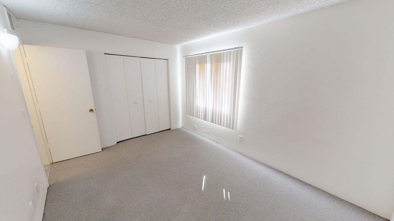 804-870 E 10th St - Photo 3 of 8