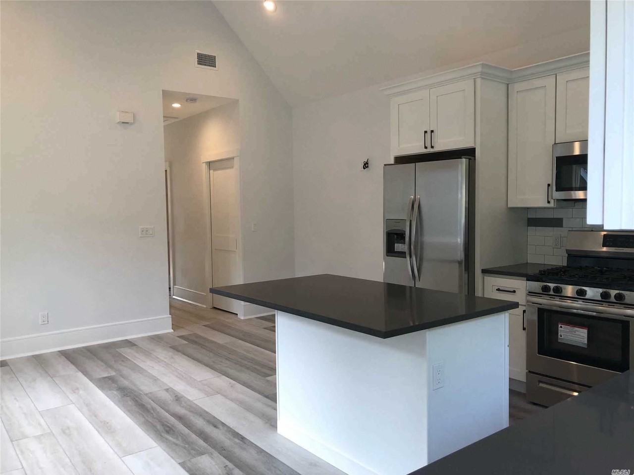 1627 Wesley Ave - Photo 2 of 8