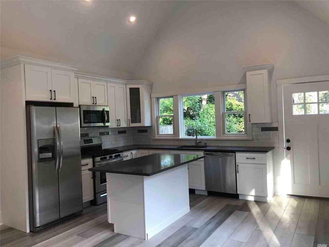 1627 Wesley Ave - Photo 3 of 8