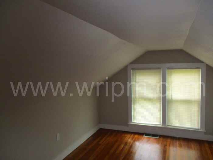 3872 New York 8 - Photo 3 of 9