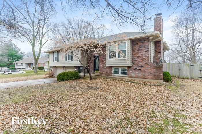 3810 Northeast Woods Court - Photo 2 of 15