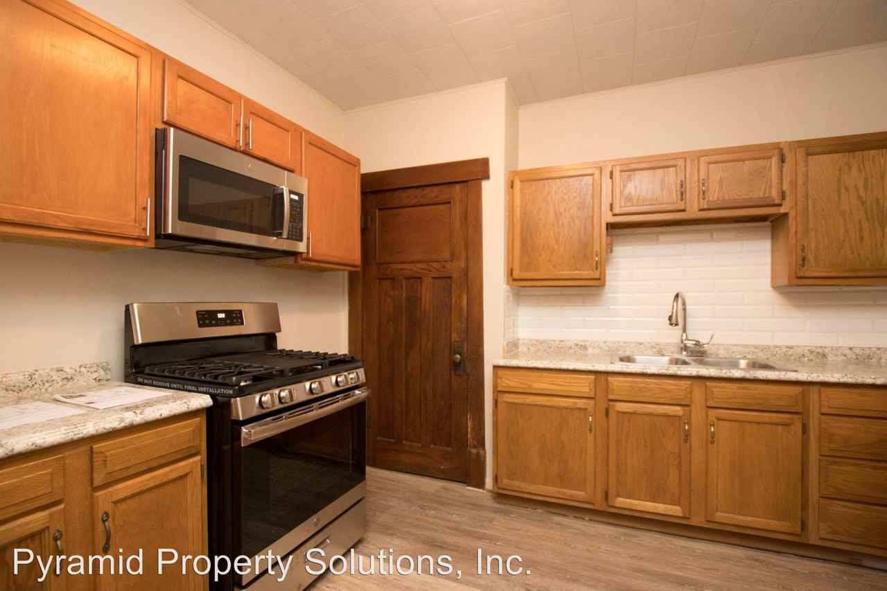 526 E Oak St - Photo 3 of 19