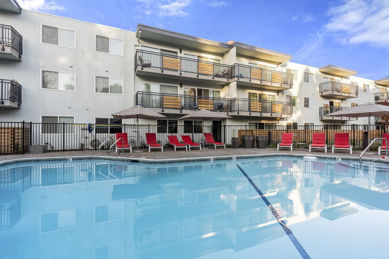 1435 Creekside Drive - Photo 2 of 22