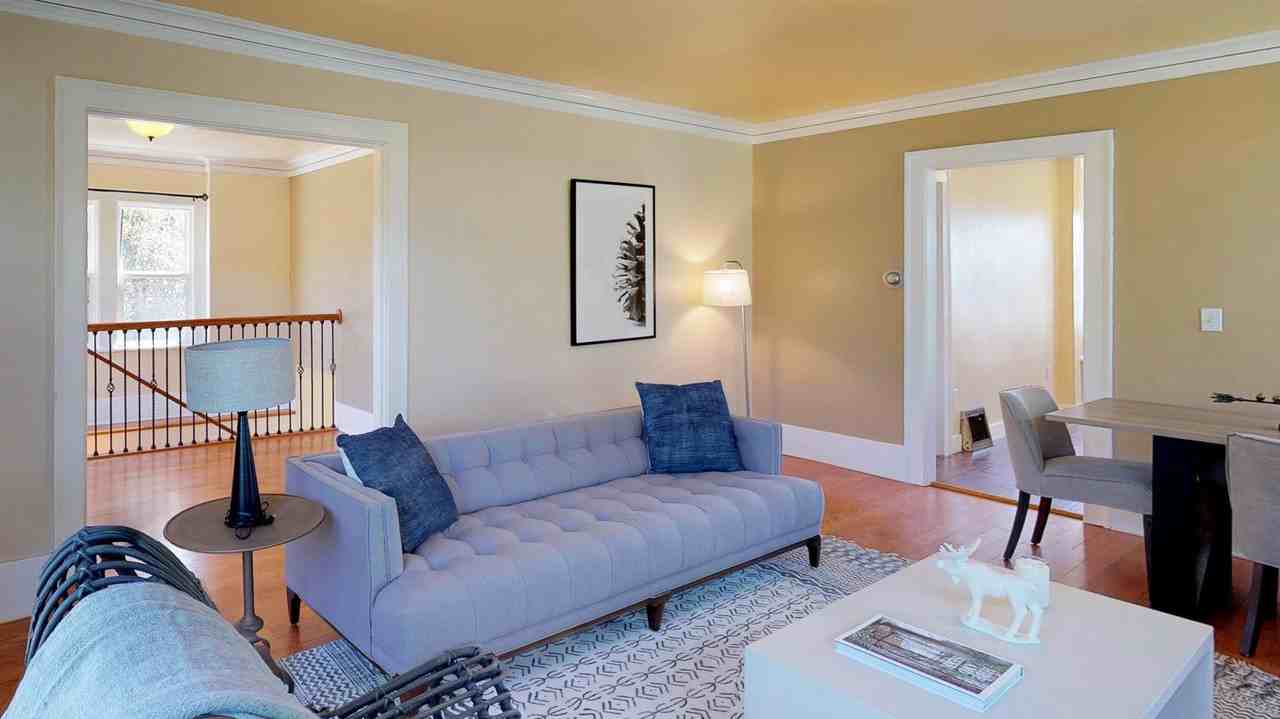 Spacious Beacon Hill craftsman with luscious backyard - Photo 2 of 18