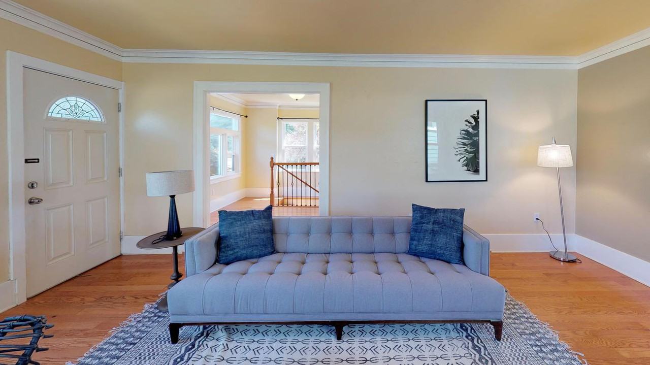 Spacious Beacon Hill craftsman with luscious backyard - Photo 5 of 18