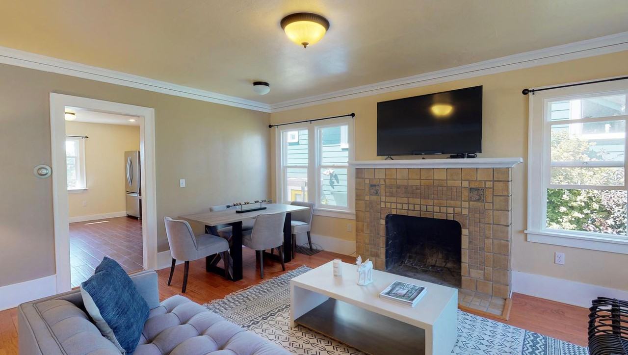 Spacious Beacon Hill craftsman with luscious backyard - Photo 4 of 18