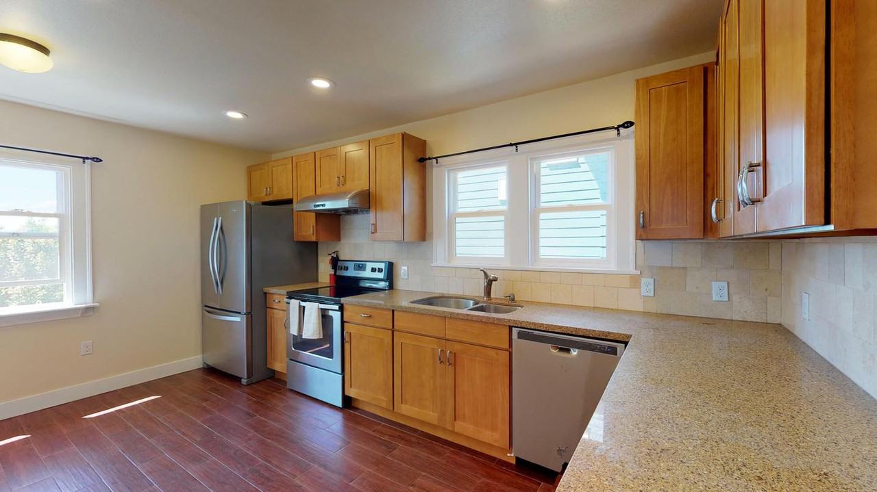 Spacious Beacon Hill craftsman with luscious backyard - Photo 6 of 18