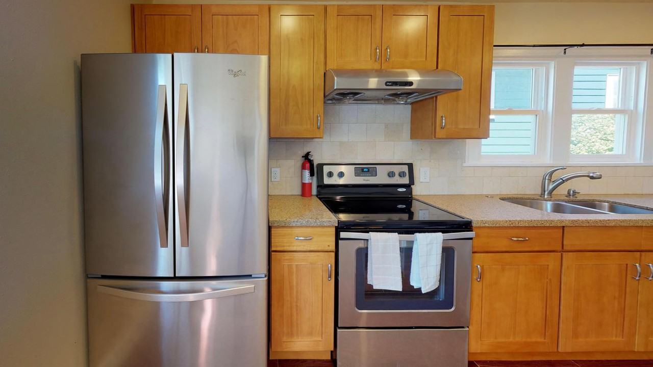 Spacious Beacon Hill craftsman with luscious backyard - Photo 7 of 18